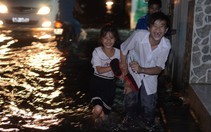 ​Sài Gòn mưa ngập: Trẻ con lội nước về nhà