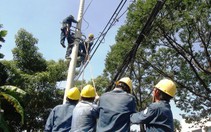 Xe cẩu kéo gãy cột điện, giao thông ùn tắc nhiều giờ