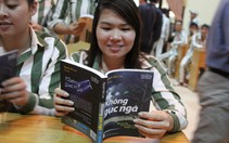 Thăm và tặng sách cho các phạm nhân