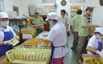 Phát hiện hàng trăm chai rượu ngoại dán tem giả