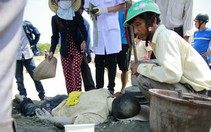 Cản thi công QL1A, một người bị xe tải đổ đất vùi lấp