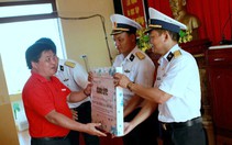 Quà của bạn đọc báo Tuổi Trẻ đến với chiến sĩ Trường Sa