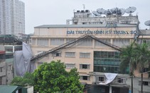 Hà Nội ngổn ngang cây gãy đổ, cột thu sóng VTC bị quật ngã