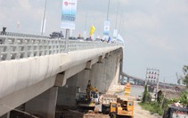 Đưa di ảnh ba má đi ngắm cầu Mỹ Lợi