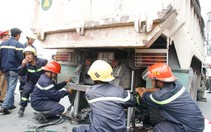 Lính cứu hỏa nâng xe ben đưa xác cụ ông bị cán nát ra ngoài