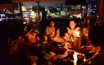 Mưa ngập, cúp điện,  nhiều người phải thắp nến ăn cơm