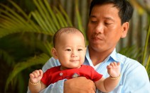 "Bé sơ sinh văng khỏi bụng mẹ" tập đi bằng chân giả