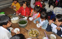 Bữa “cơm có thịt”  để kéo học sinh đến trường
