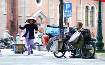 Mẹ kiếm bạc cắc mua đồ đắt tiền cho con