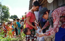 Quà xuân về  với “làng chỉ có trẻ em”