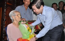 Trao huy hiệu cho nhiều đảng viên 50 năm tuổi đảng