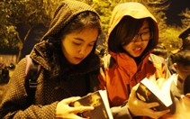 ​Bạn trẻ xuống phố tặng sách đêm giao thừa