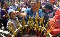 Hàng ngàn người đội nắng, chen chân đi lễ chùa Bà Bình Dương