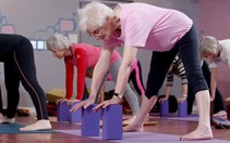 Cụ bà khỏe mạnh tuổi 100 nhờ tập yoga