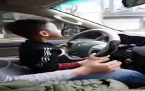 Phẫn nộ clip cho trẻ em lái xe, người lớn rảnh tay nghe điện thoại