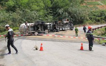 Xe bồn chở gas lật gần kho xăng trên đèo Hải Vân