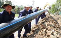 Kéo đường ống vượt sông cứu khát cho 35.000 dộ dân