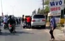 ​Phượt thủ đánh hội đồng tài xế ô tô vì không cho vượt?