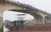 Di dời tàu mắc kẹt dưới gầm cầu An Thái ra ngoài