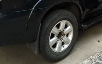 Dàn cảnh thủng bánh ôtô để trộm vàng
