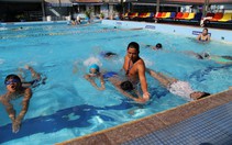 Dạy bơi trong nhà trường: giáo dục làm không xuể