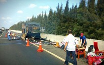 Xe tải bốc cháy dữ dội trên cao tốc Trung Lương - TP.HCM