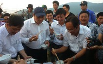 Chủ tịch UBND Đà Nẵng ăn cá nục hấp ngay cảng cá