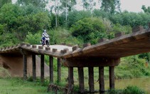 Cầu mới “đắp chiếu”, dân qua cầu cũ như đi tàu lượn