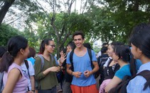 “Trò chuyện với du khách - Talking with the tourist”