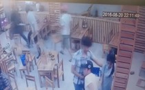 Video khách chạy tán loạn khi côn đồ đập phá quán nhậu