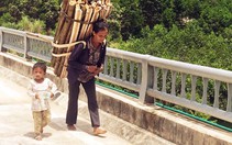 Mẹ đi chân trần, con đi dép