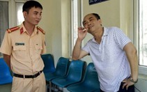 Nhà báo dỏm say rượu tông xe vào cổng UBND tỉnh
