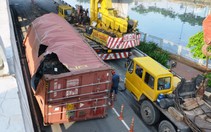 Xe container rơi thùng trên dốc cầu Nguyễn Văn Cừ