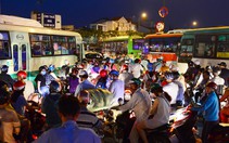 Tối thứ bảy vòng xoay Lê Quang Định - Phạm Văn Đồng kẹt cứng