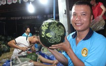 ​Dưa hấu tạo hình hút khách, thợ điêu khắc kiến tiền triệu