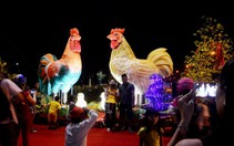 ​Ngắm đường hoa xuân miền Tây với gà khổng lồ