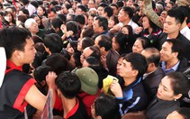 Chen chân “nghẹt thở” xin thẻ ấn đền Quang Trung