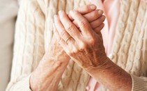​Những bệnh người cao tuổi dễ mắc lúc giao mùa