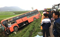 Xe giường nằm lật xuống ruộng sau cú tông xe tải
