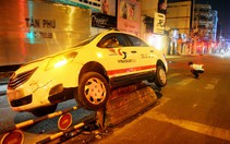 Tài xế ngủ gật, taxi nát đầu vì trèo dải phân cách