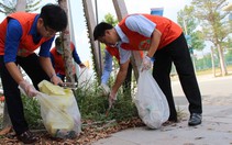 Người Nhật nhặt rác cùng thanh niên Việt Nam