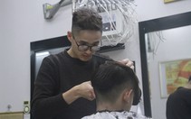 Chàng trai khiếm thính làm ông chủ tiệm cắt tóc
