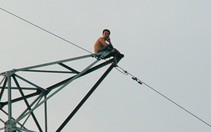 Người từng cố thủ trên cột điện cao thế... lại leo cột điện