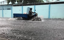 Sài Gòn mưa dông bao phủ, xe cộ lội nước như phim