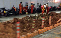 Xe chở đất lật, hầm sông Sài Gòn bị phong tỏa 3 giờ