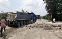 Dân chặn xe gây ô nhiễm, phá nát đường
