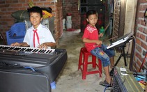 Cảm động tiếng đàn nuôi cha mẹ
