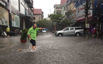 Mưa giông đầu mùa, hàng loạt tuyến phố Hà Nội ngập nặng