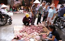 ​Đoàn kiểm tra nhắc nhở người bán thịt heo bị hắt dầu nhớt