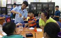 Nhật ký phóng viên: Học hóa qua sợi vải, nước muối, khẩu trang